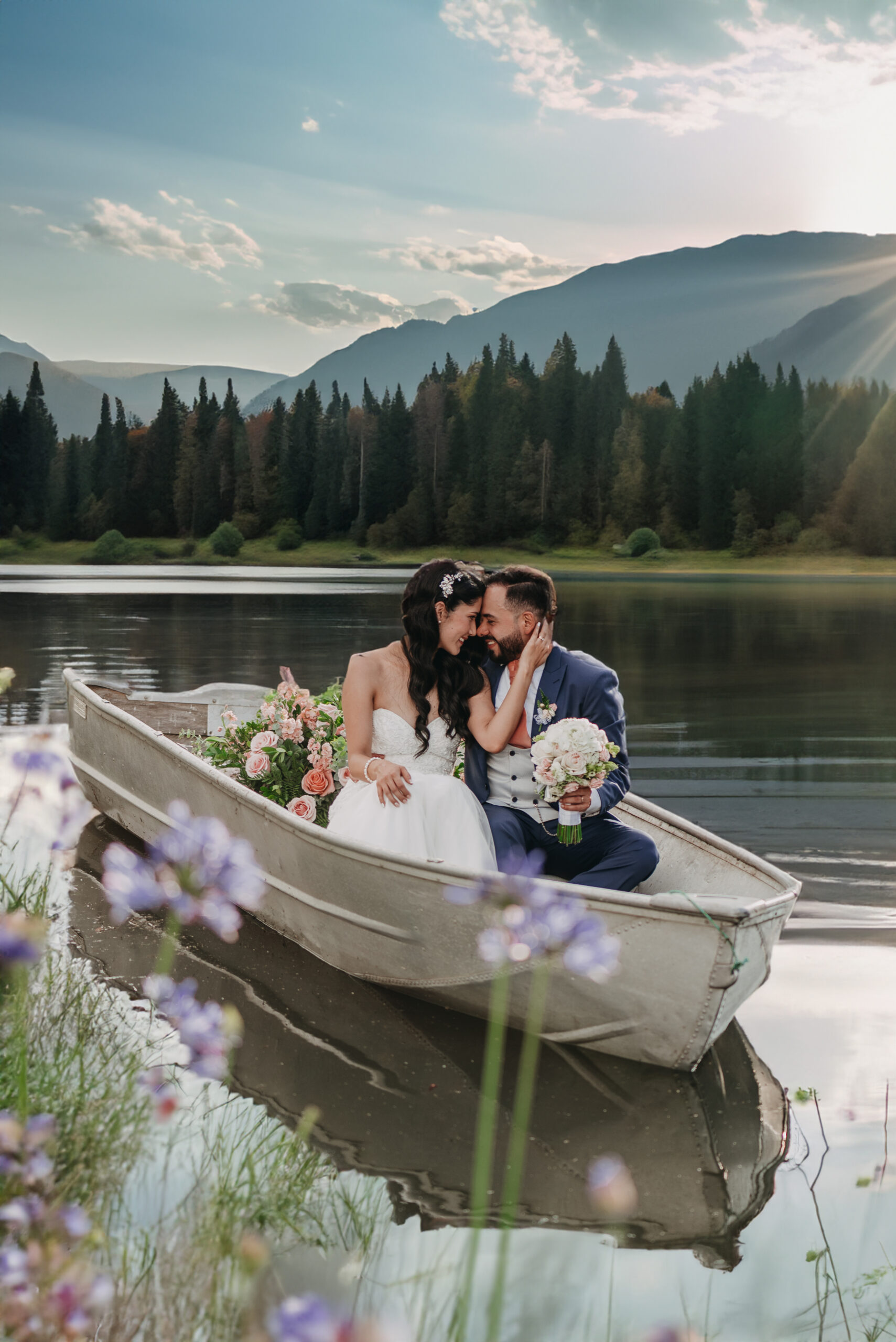 Sesión de fotos para novios en un lago con un Fotógrafo Profesional